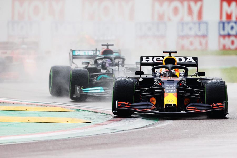 Já na largada, embaixo de chuva, Verstappen larga bem e surpreende Hamilton — Foto: Divulgação/Site Oficial F1